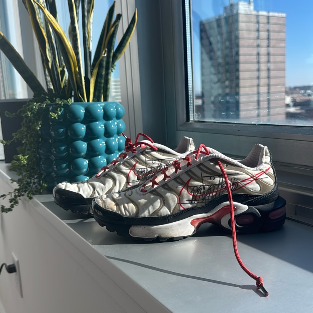 Nike Air Max Plus Sneakers/Shoes Low Script Swoosh 6.5Y/ 8 Women’s